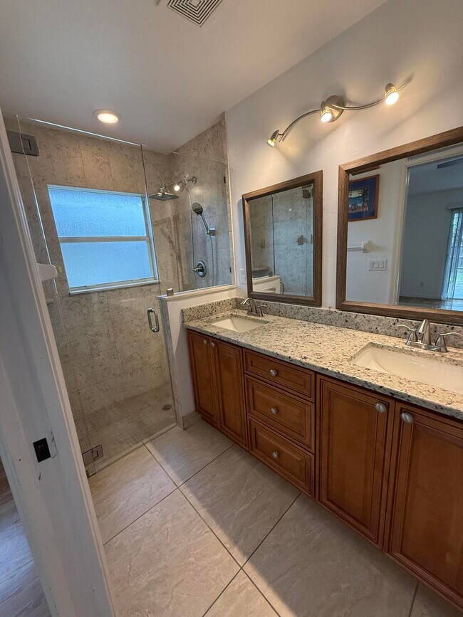 Building Photo - 249 NE Glentry Ave