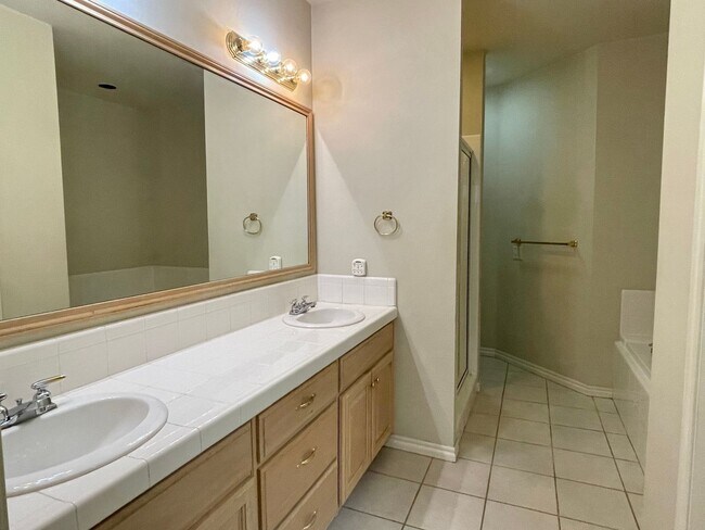 Building Photo - Great 3 Bed 2 Bath Duplex in a Gated Neighborhood!!