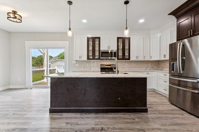 Building Photo - Renovated 5-bedroom 3.5-bathroom home loca...