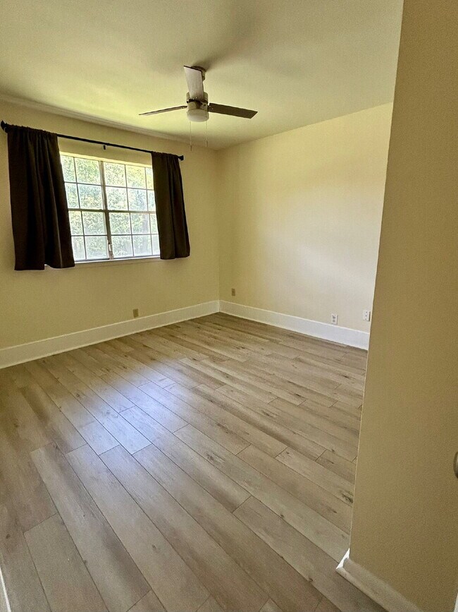 Building Photo - Spacious 5-Bedroom Home Steps from Walnut ...
