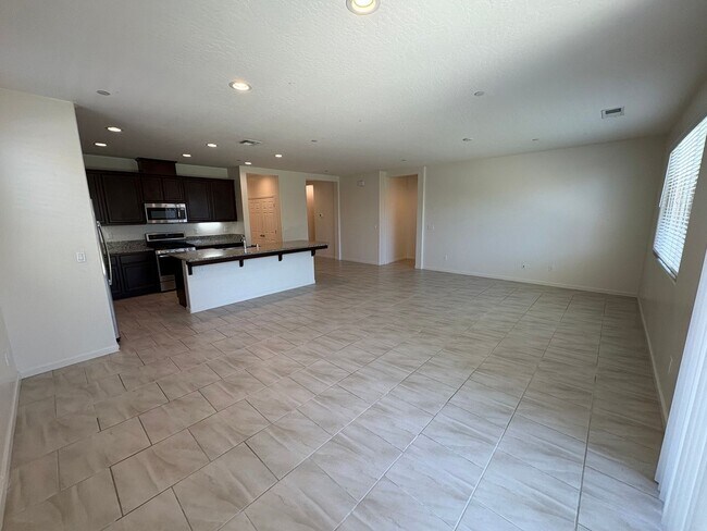 Building Photo - Comfortable NW Visalia Home Rent Ready!