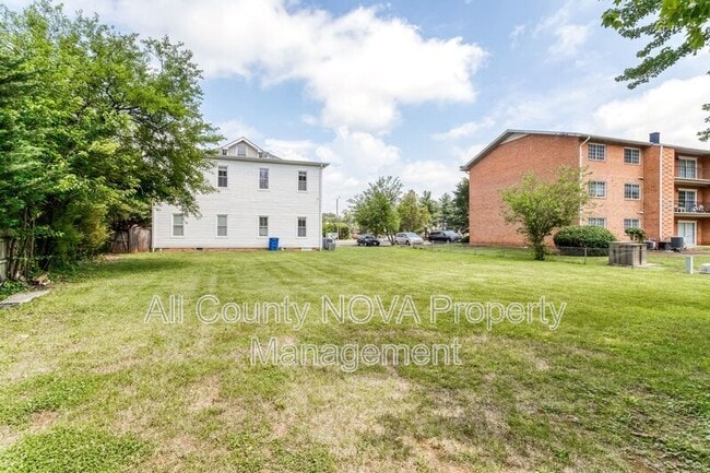 Building Photo - 8753 Signal Hill Rd