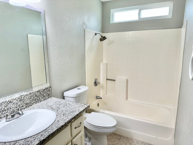 Building Photo - Comfortable and Spacious 3 bed 2 bath home!