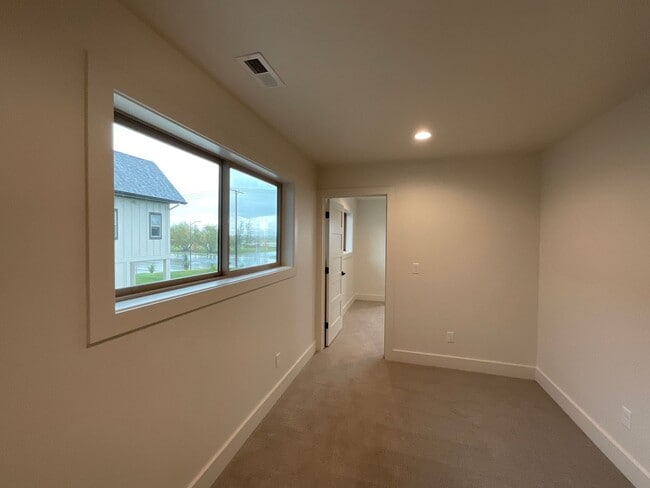 Building Photo - Cottonwood