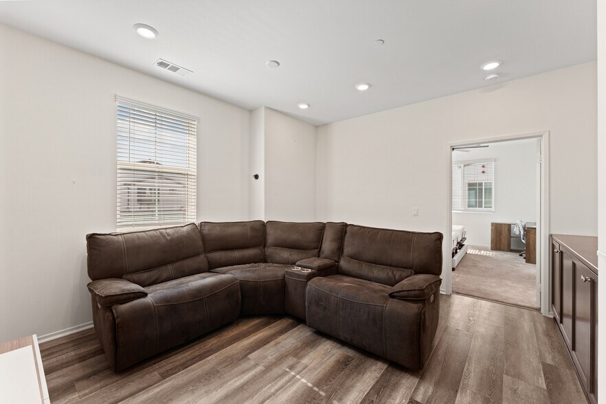 Building Photo - 30324 Town Square Dr