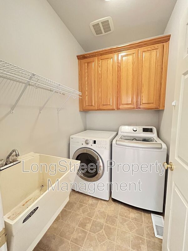 Building Photo - 852 Marilyn Dr