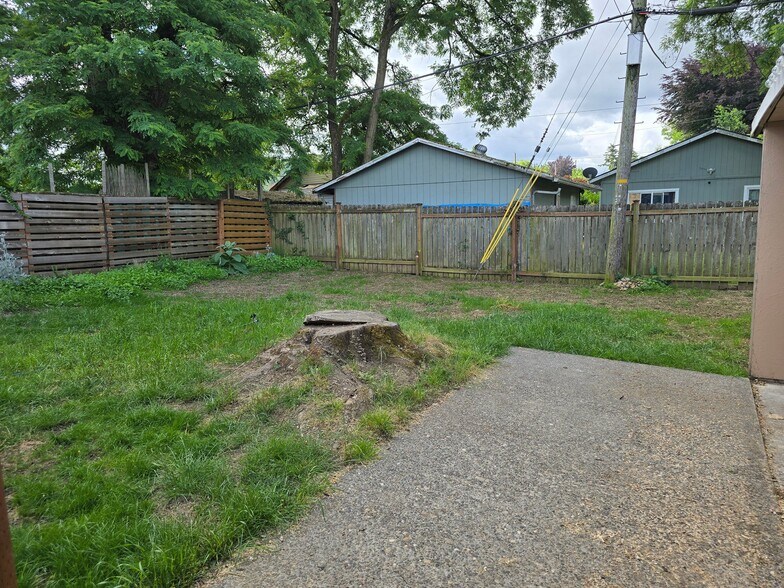 Building Photo - 8122 NE Wygant St