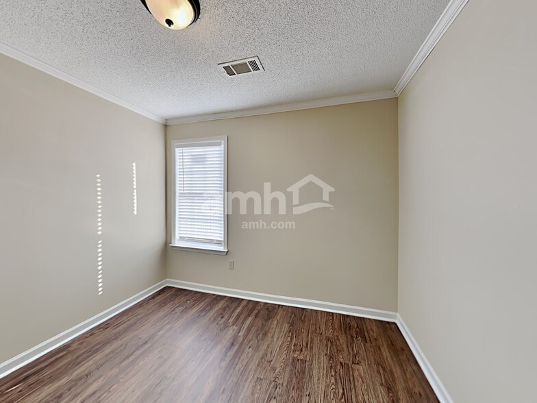 Building Photo - 10067 Woodland Grove Dr