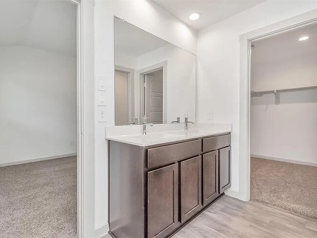 Building Photo - 12735 Ermine St