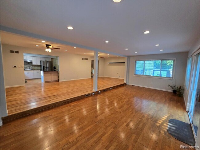 Building Photo - 2310 Cumberland Dr