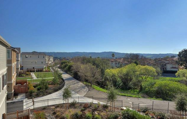 Building Photo - Emerald Vista Luxurious Townhome