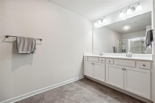 Building Photo - 4655 Fullerton Dr