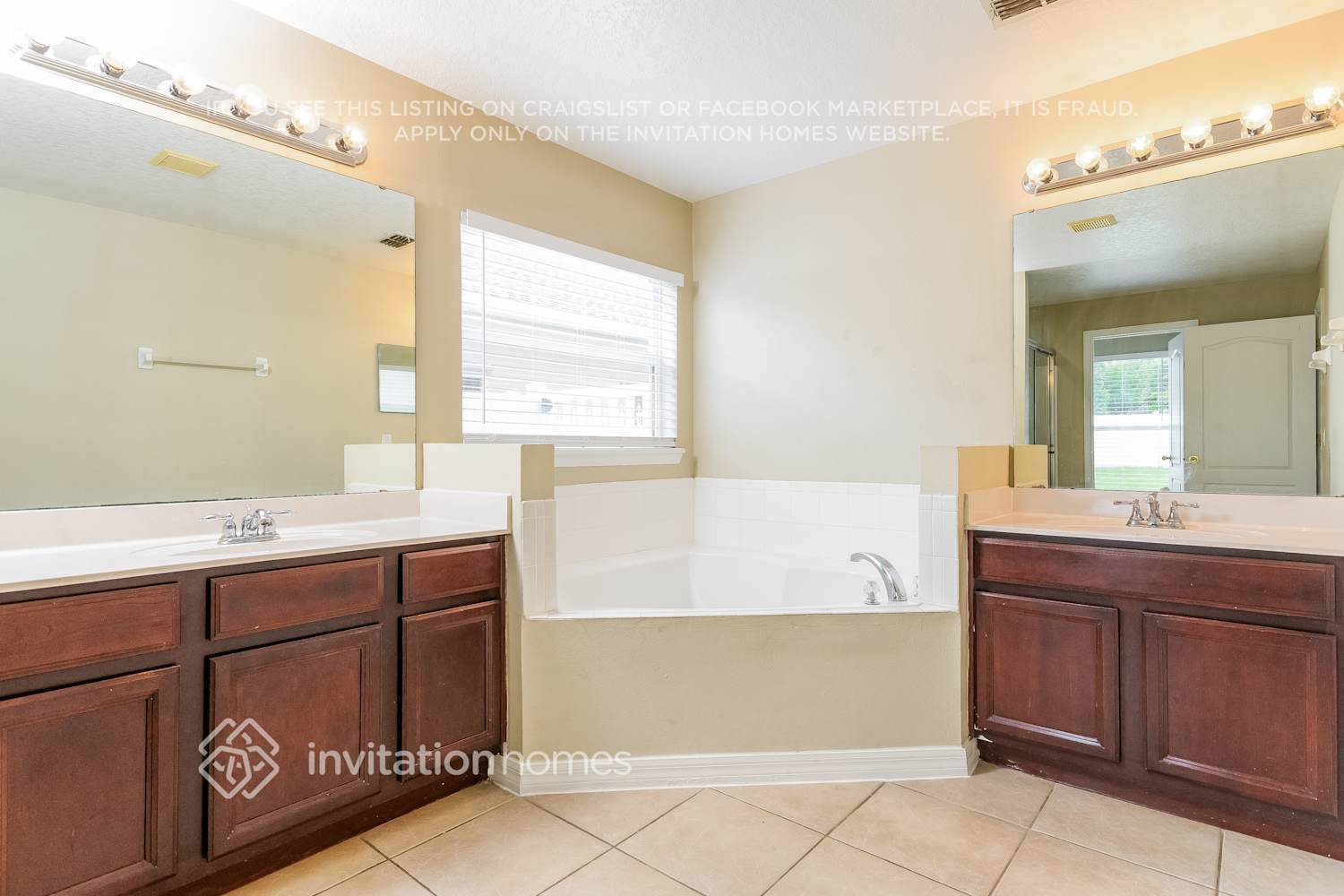 Building Photo - 1129 Hacienda Cir