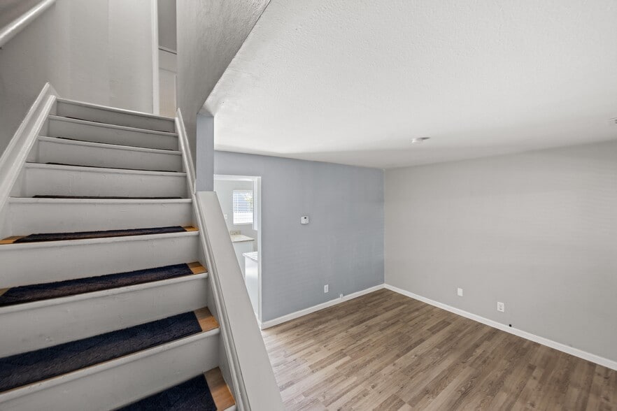Building Photo - 1615 Cottonwood Dr