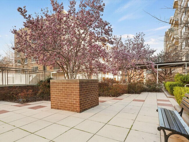 Building Photo - 355 I St SE