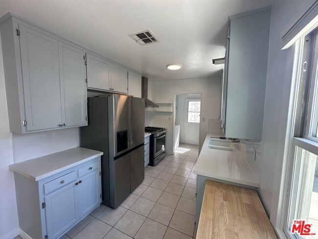 Building Photo - 3169 S Bentley Ave