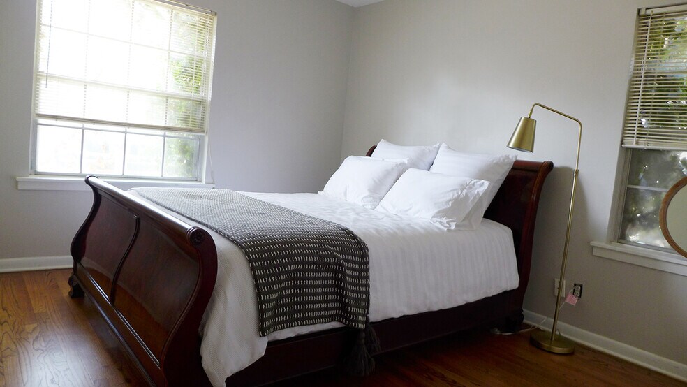 Building Photo - 310 West Mistletoe Avenue