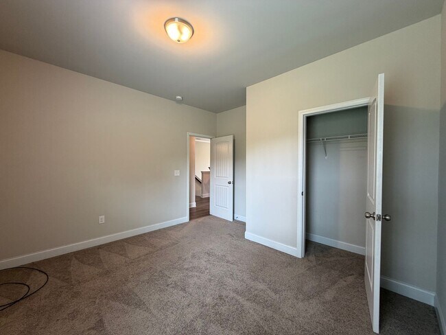 Building Photo - Spacious 4/2.5 House in Rydal- $2,995