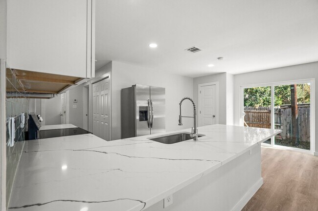 Building Photo - SW Loop 820 - 4304/4306 *Lease Up Only*