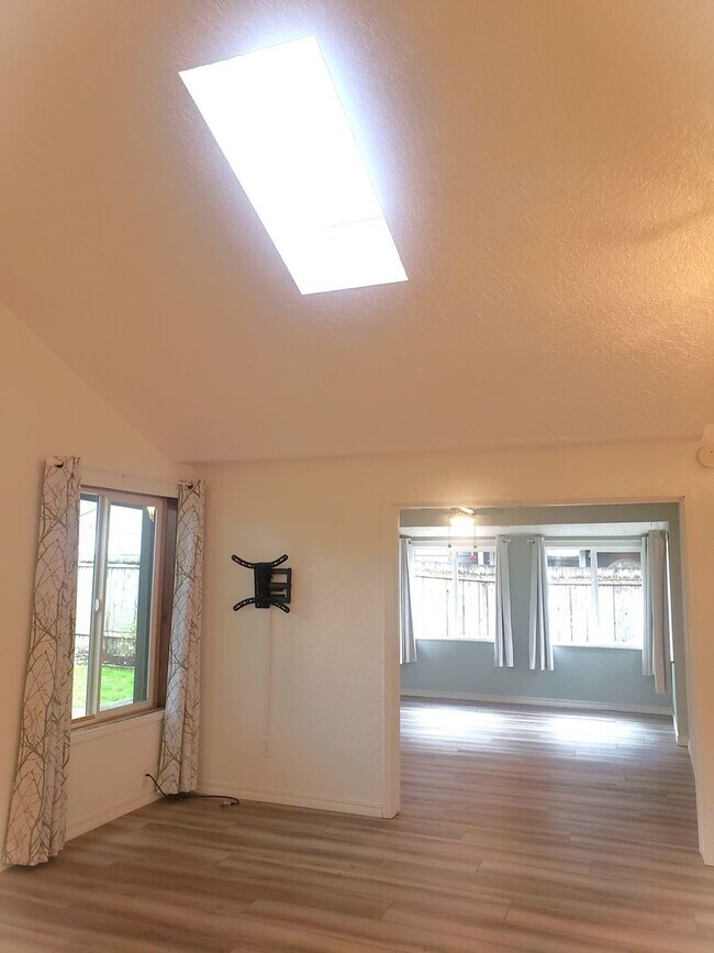 Building Photo - Adorable One-Level House with Huge Backyard in Vancouver!