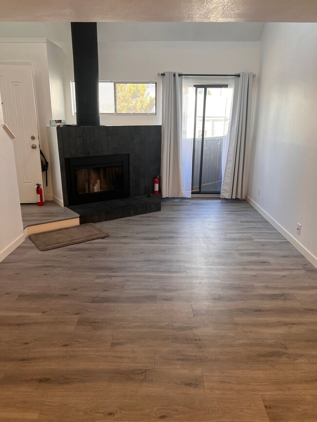 Building Photo - Newly Renovated 1 Bedroom 1 Bath Condo in ...