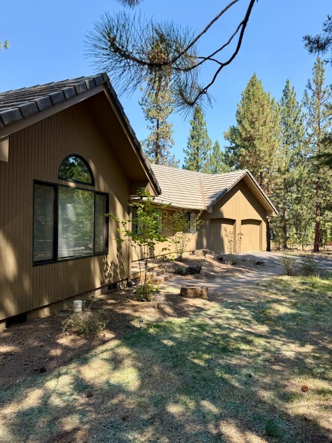 Building Photo - 61171 Minaret Cir