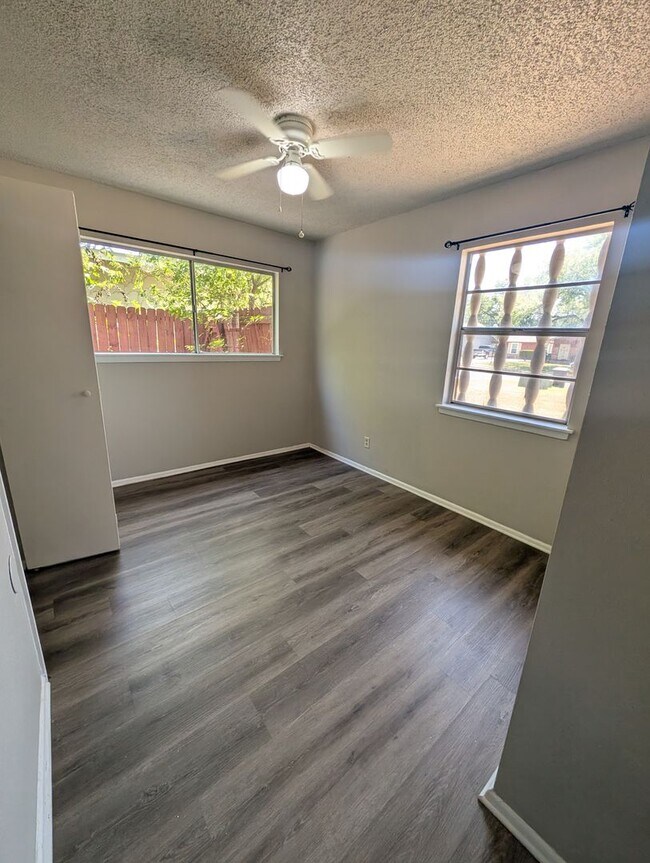 Building Photo - 6807 Blue Lake Dr
