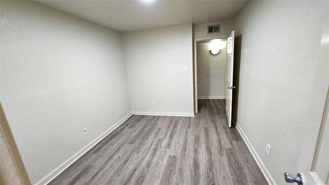 Building Photo - 8100 Creekbend Dr