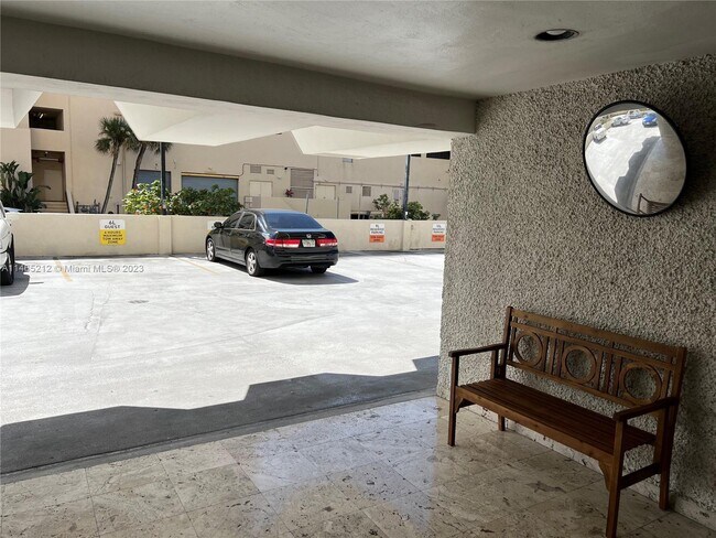 Building Photo - 2625 Collins Ave