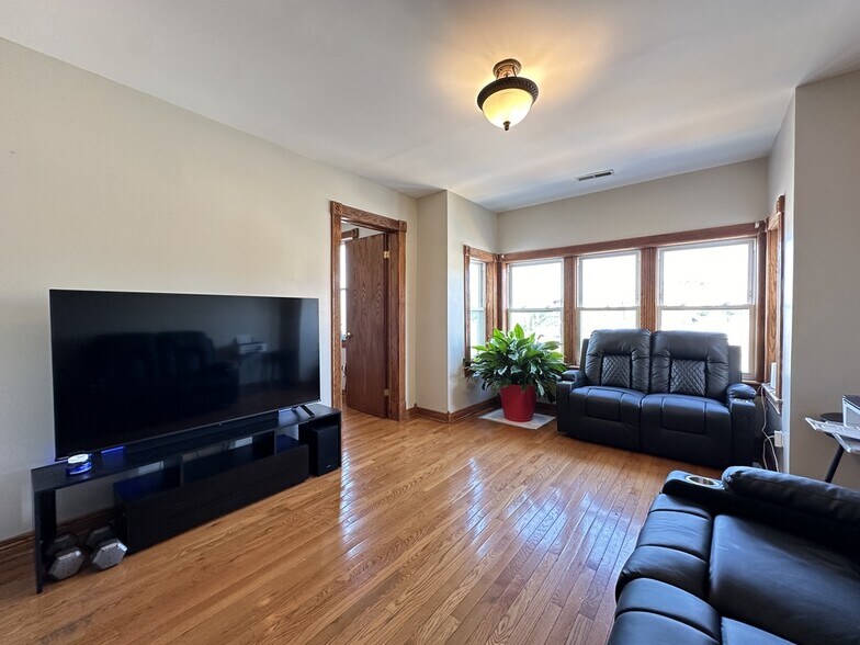 Building Photo - 3532 N Elston Ave