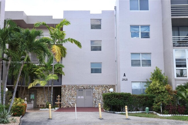 Building Photo - 2821 Somerset Dr
