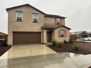 Building Photo - Newer 5 Bedroom 3 Bathroom in Tulare!