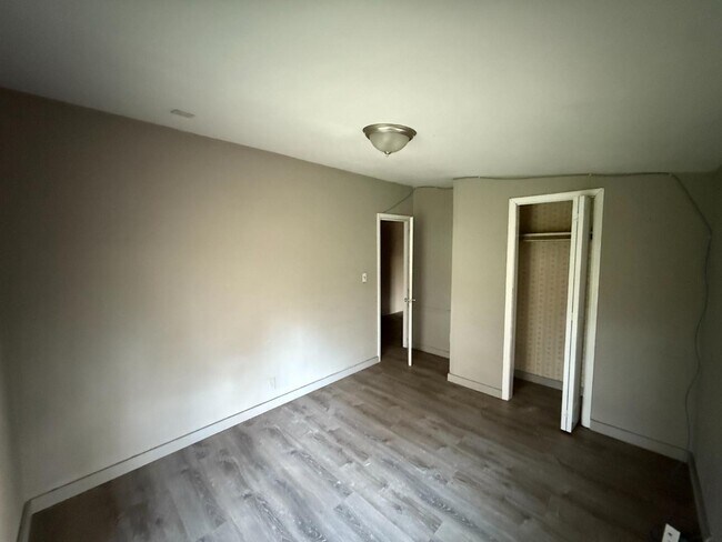 Building Photo - 503 Maple Ave