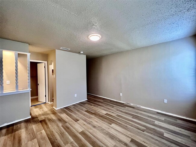 Building Photo - 6101 Woodhue Dr