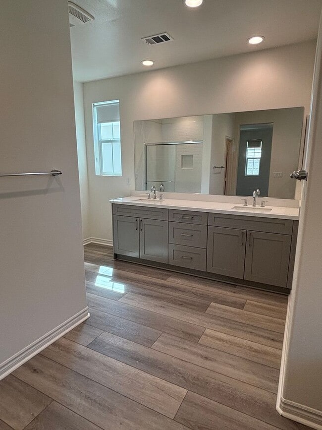Building Photo - $500 OFF SECOND MONTH RENT SPECIAL!! - Bright Four-Bedroom Townhome in Whittier and Walkable Palm...