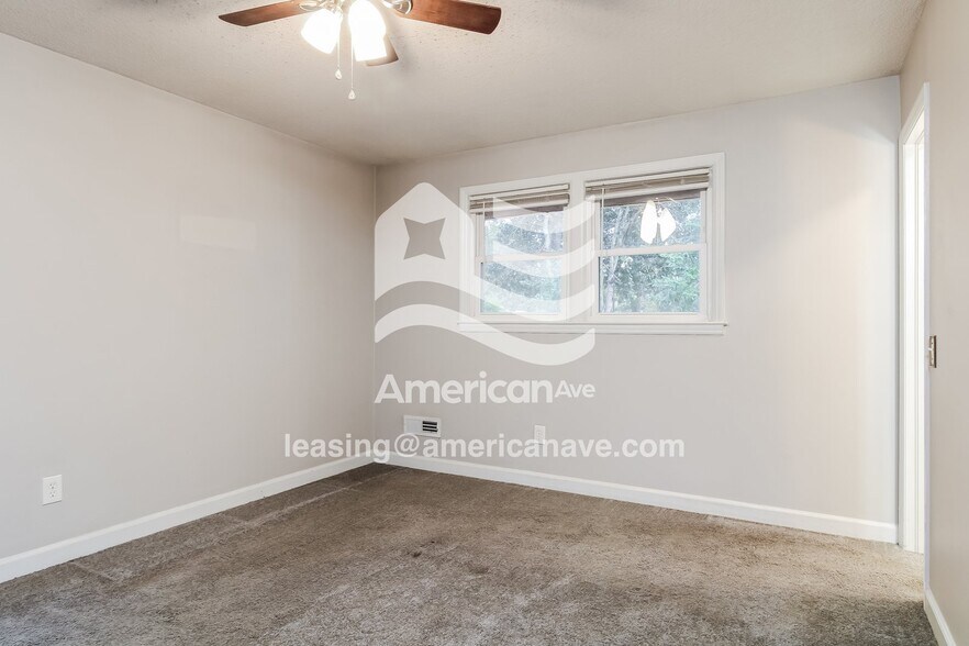 Building Photo - 2520 Stonehenge Dr