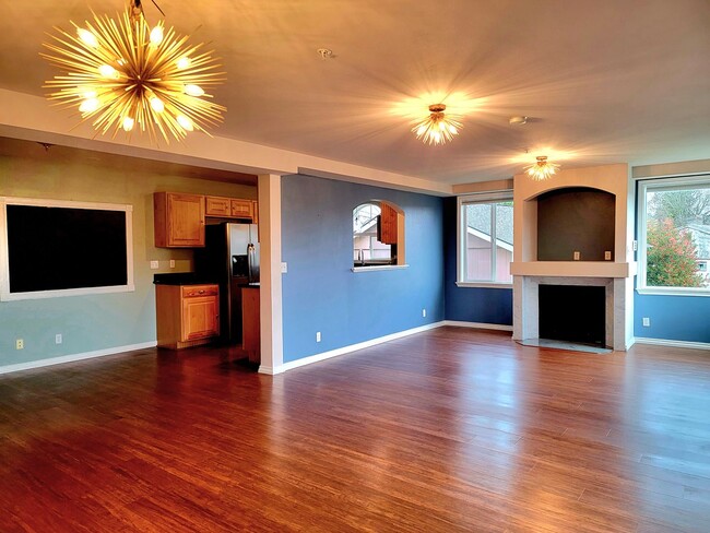 Building Photo - Spacious, bright, 4 bed in Bremerton