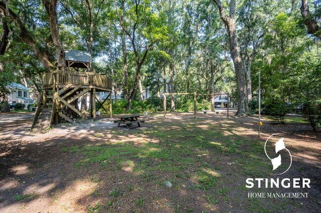 Building Photo - 14 Hayek St