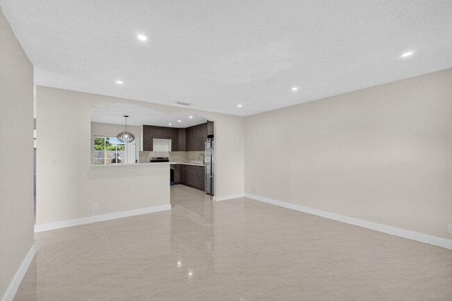 Building Photo - 3943 Roan Ct W