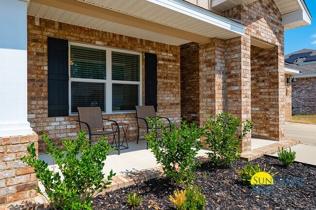 Building Photo - Stunning 4 Bedroom Home in Crestview! -Sol...