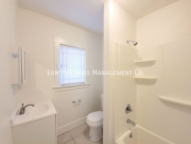 Building Photo - Charming 1 Bedroom Bungalow Apartment in C...