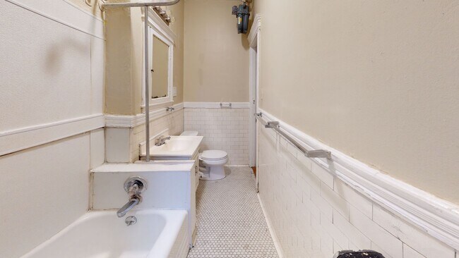 Building Photo - OWNER PAYS BROKER FEE!!!   FENWAY 1 BED SPLIT WITH UPDATED KITCHEN, HT HW INCLUDED
