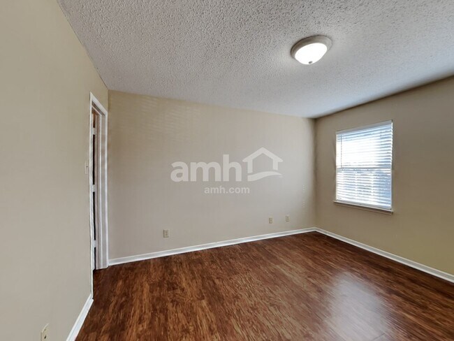 Building Photo - 5622 N Jefferson Dr