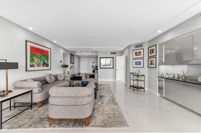 Building Photo - 1900 Consulate Pl