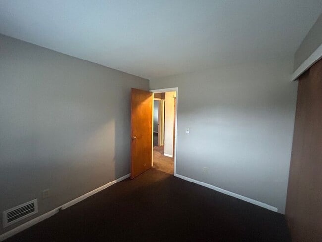 Building Photo - 5150 Chantilly Dr