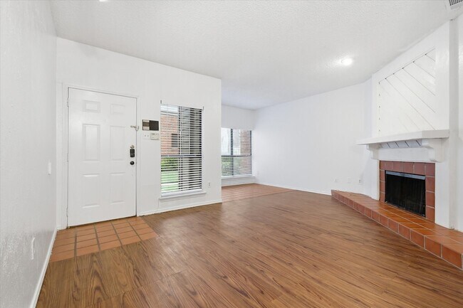 Building Photo - 9600 Royal Ln