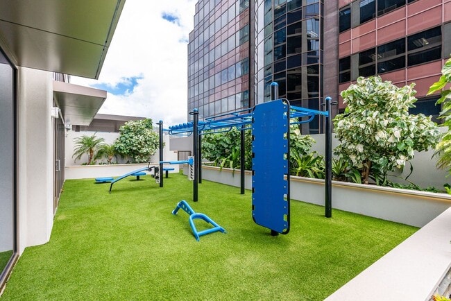 Building Photo - Sky Ala Moana (West) #3305 - Fully Furnished 1 BR/1 BA/1 Parking