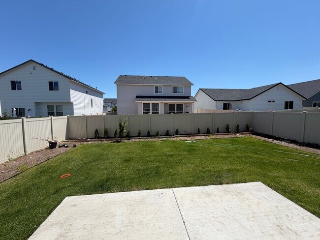 Building Photo - Stunning 4 Bedroom Home with Office and Loft!