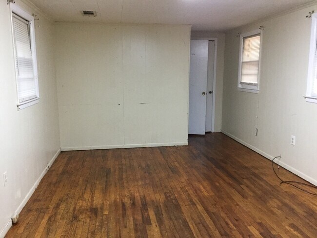 Building Photo - 4 bedroom 2 bath house for rent.