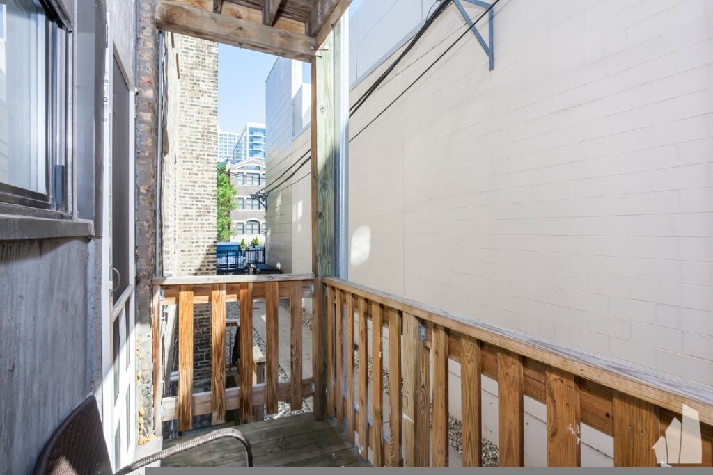 Building Photo - 834 W Waveland Ave